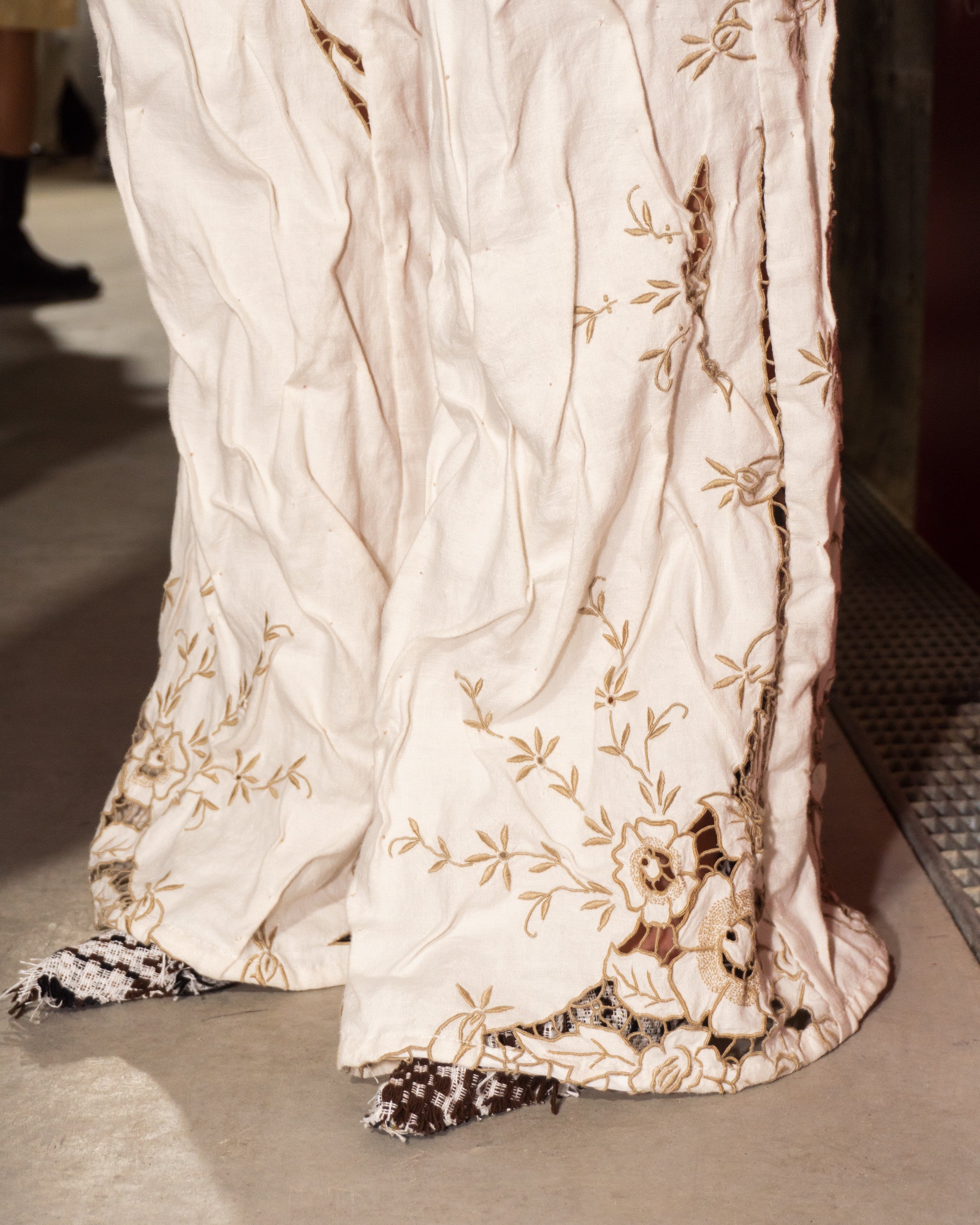 White pants with wet effect and madeira embroidery, by behen sold by two extra lives