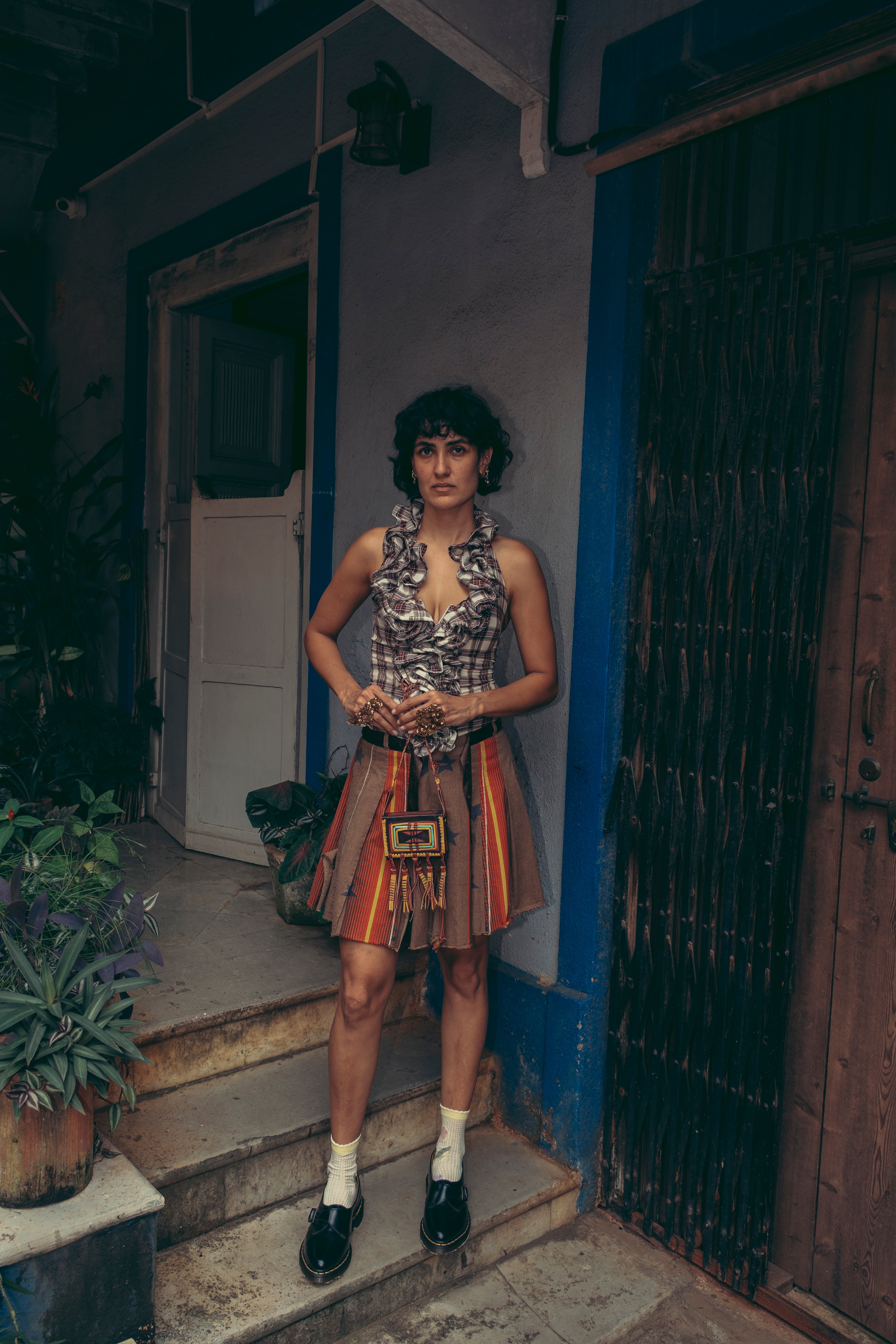 Top z falbaniastym dekoltem typu halter