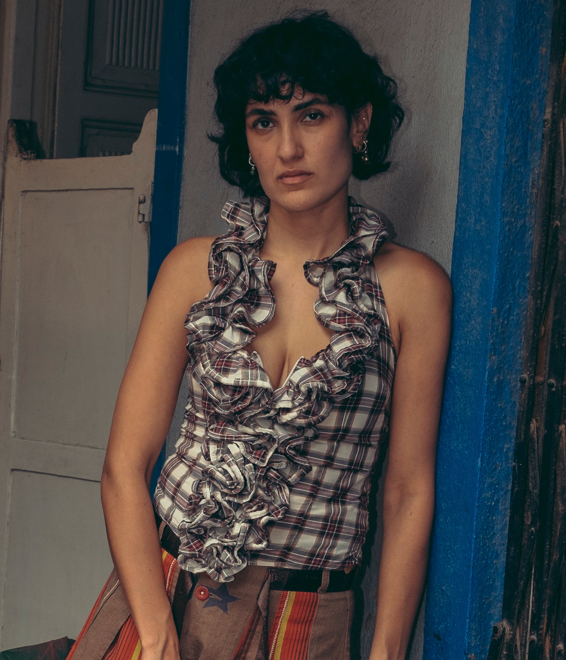 Top z falbaniastym dekoltem typu halter