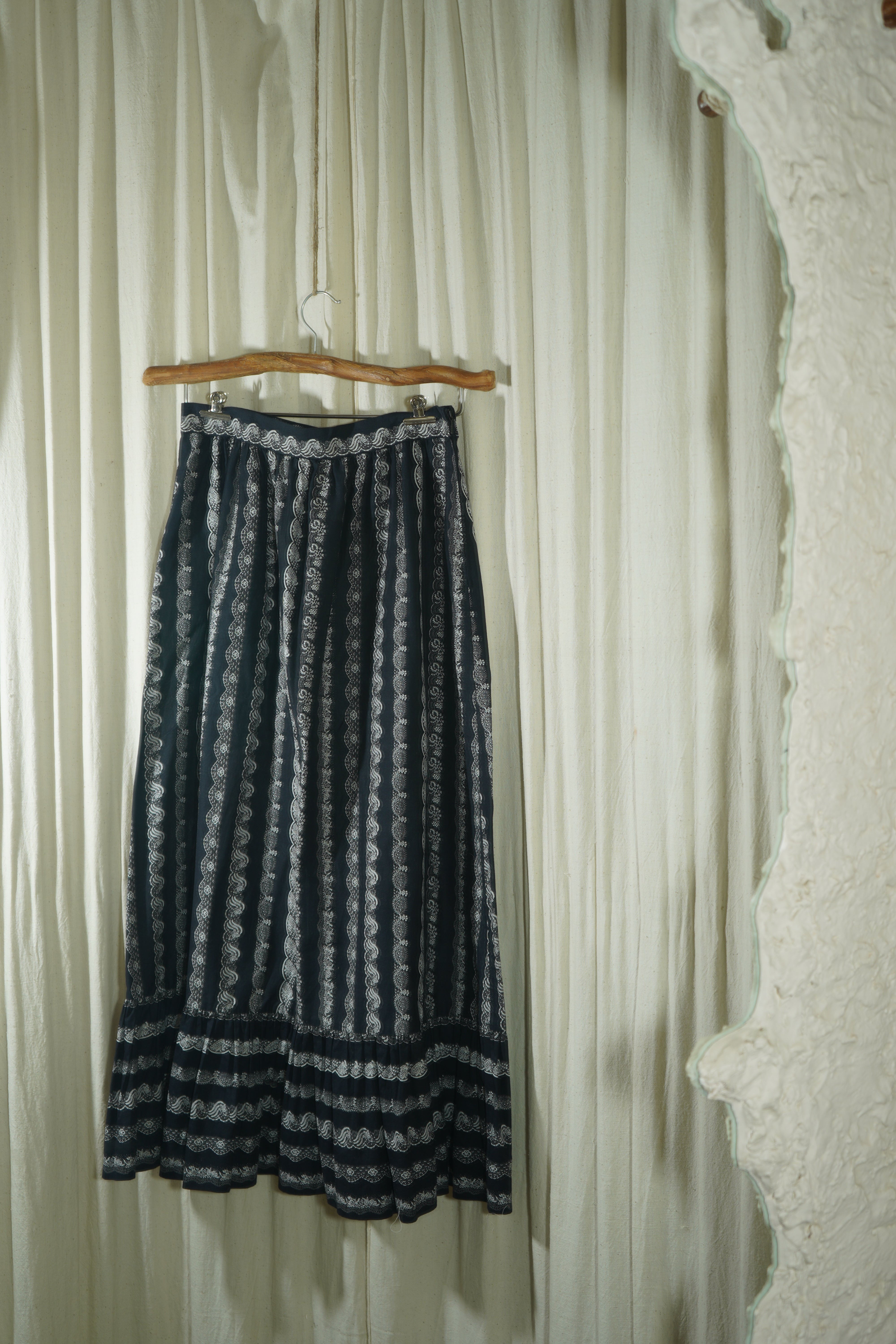 Czarna koszula z nadrukiem kwiatowym