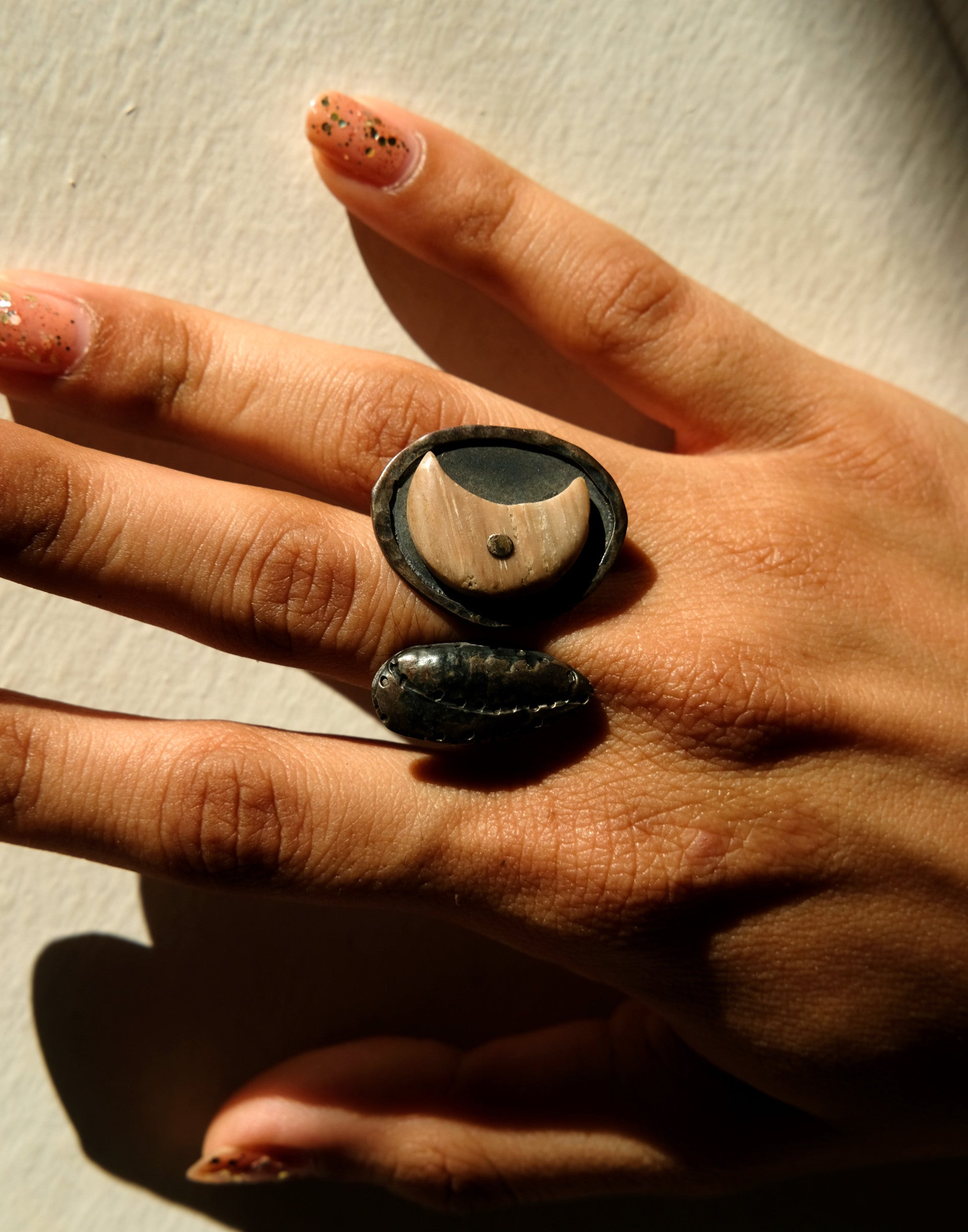 Peca-Joyeria-Poetica-Moon-Ring-two-extra-lives