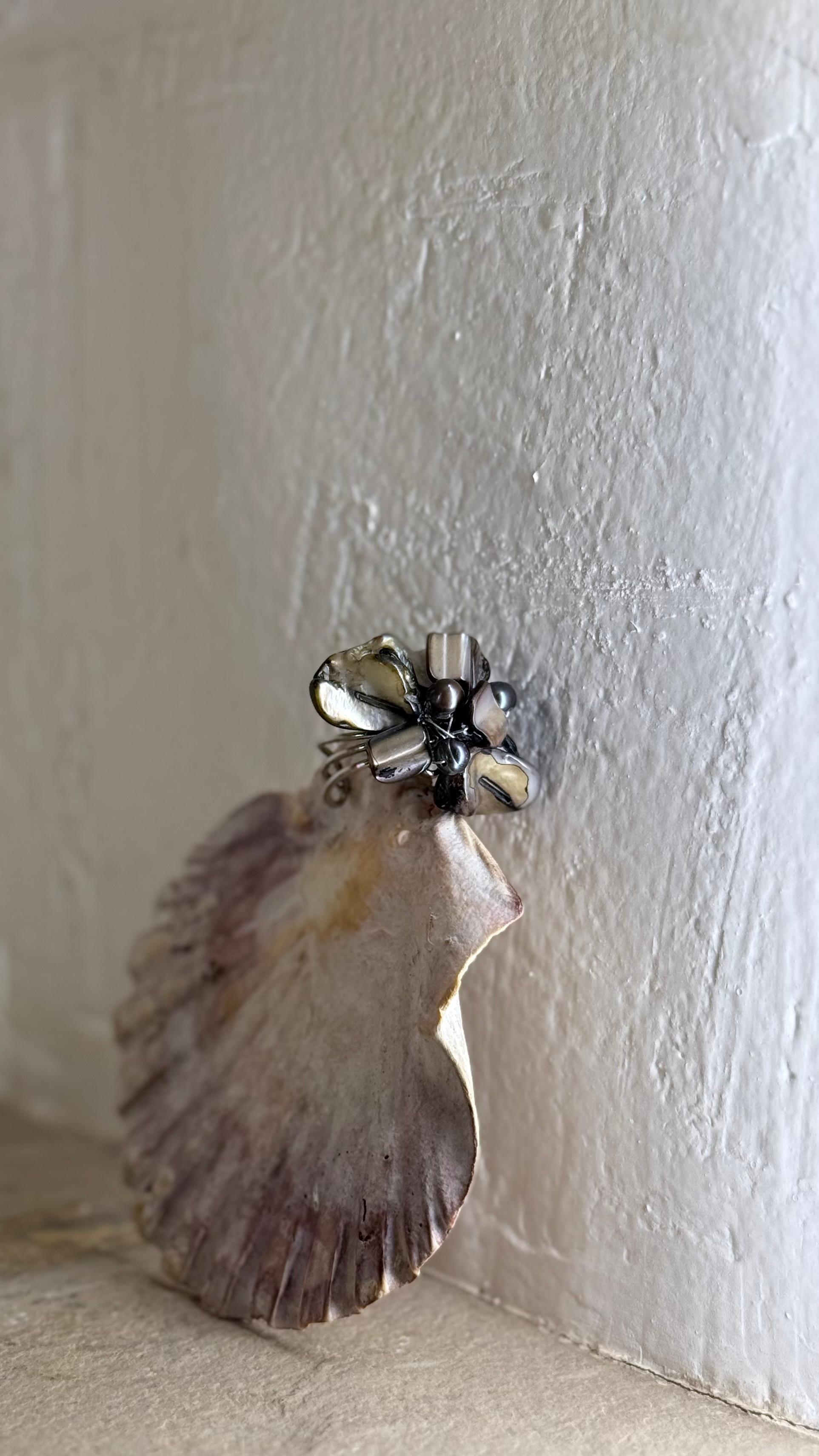 Czarny pierścionek z koralikami