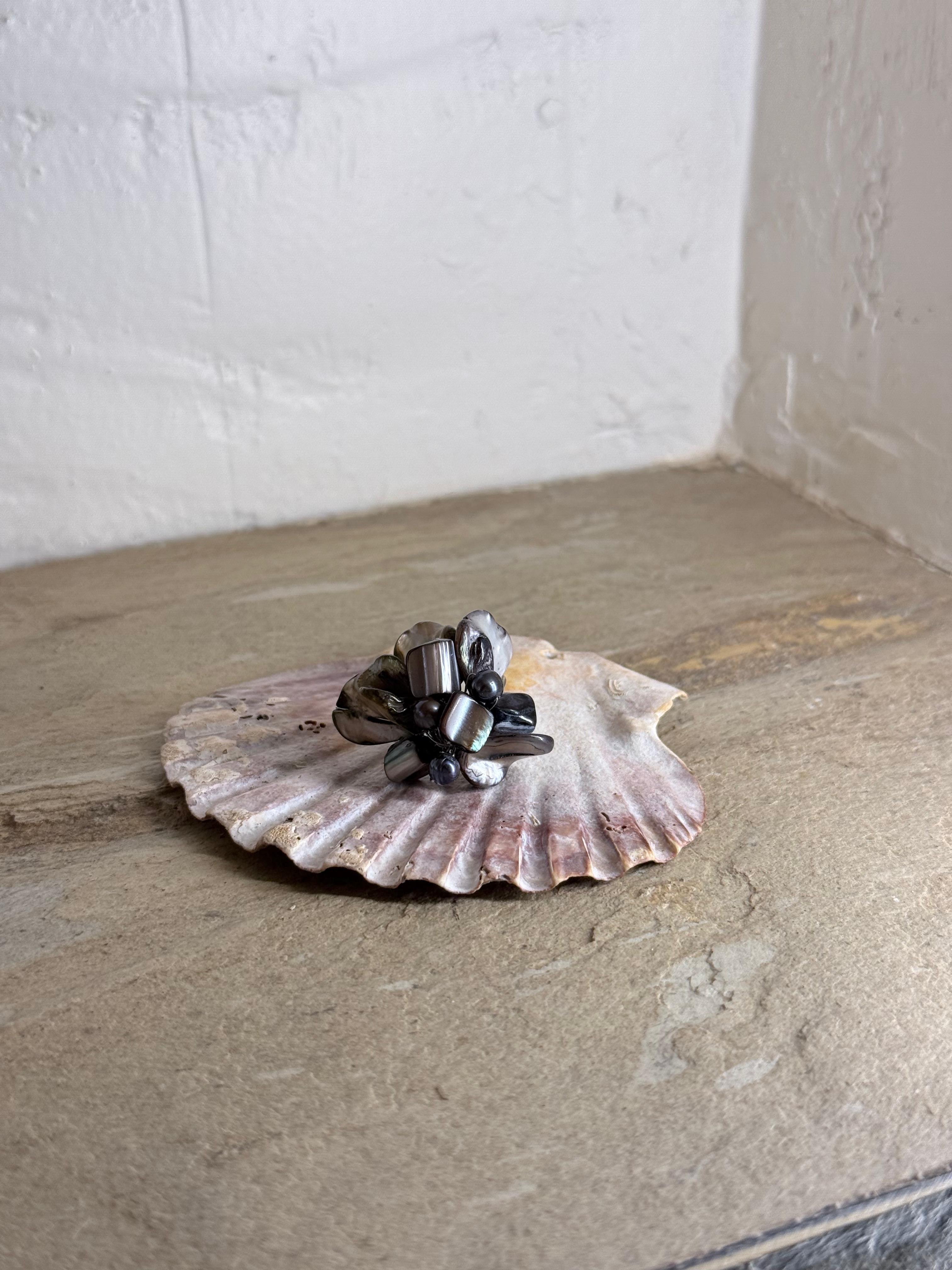 Czarny pierścionek z koralikami